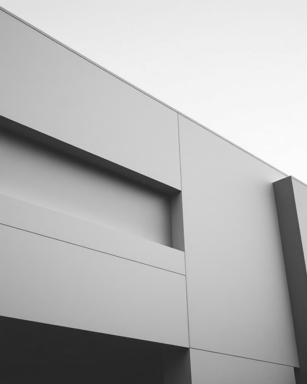 Detalle arquitectónico de fachada técnica en blanco y negro